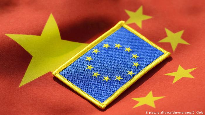 EU-Fahne auf China-Fahne (picture alliance/chromorange/C. Ohde)
