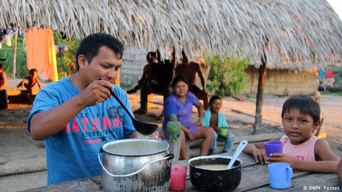 Brasilien Volkstamm Munduruku Kaxidi Getränk