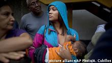 Venezuela Mutter stillt ihr Kind während sie vor einem Supermarkt wartet (picture alliance/AP Photo/A. Cubillos)