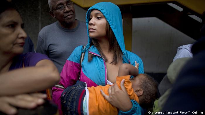 Venezuela Mutter stillt ihr Kind während sie vor einem Supermarkt wartet (picture alliance/AP Photo/A. Cubillos)