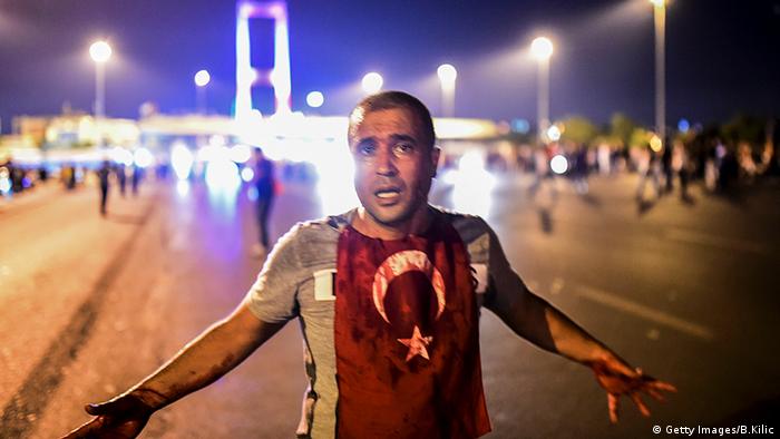 Türkei Bosphorus Brücke Militär Protest Mann 