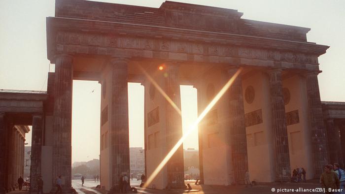 Brandenburger Tor in den 1990er Jahren (picture-alliance/ZB/J. Bauer)