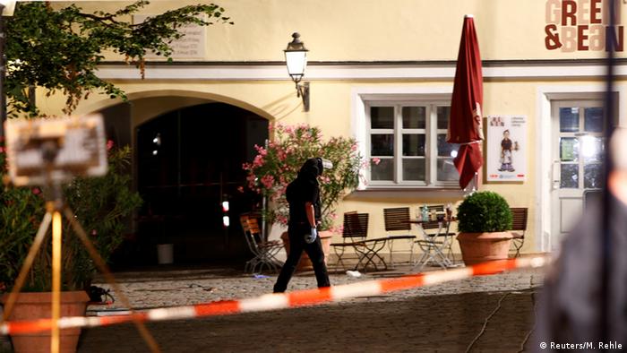 Die Polizei sichern das Gebiet nach einer Explosion in Ansbach bei Nürnberg