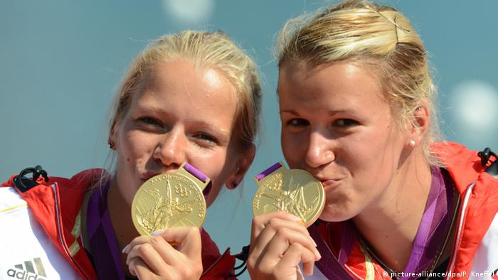Спортсменки с золотыми медалями