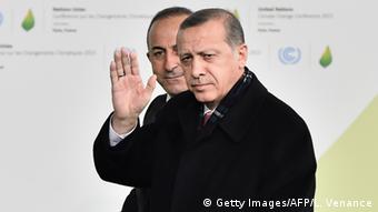 Ο τούρκος υπουργός Εξωτερικών (αριστ.) με τον πρόεδρο Ερντογάν, που πριν λίγες ημέρες αμφισβήτησε τη Συνθήκη της Λωζάννης