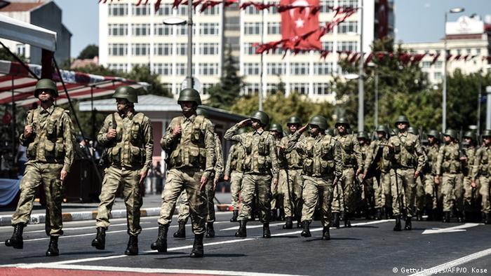 Türkei Militärparade in Istanbul (Getty Images/AFP/O. Kose)