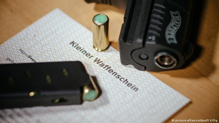 Kleiner Waffenschein liegt neben einer Walther P22 (picture-alliance/dpa/O.Killig)