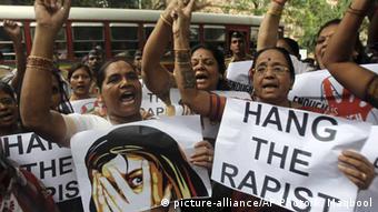 Symbolbild Gruppenvergewaltigung in Indien (picture-alliance/AP Photo/R. Maqbool)