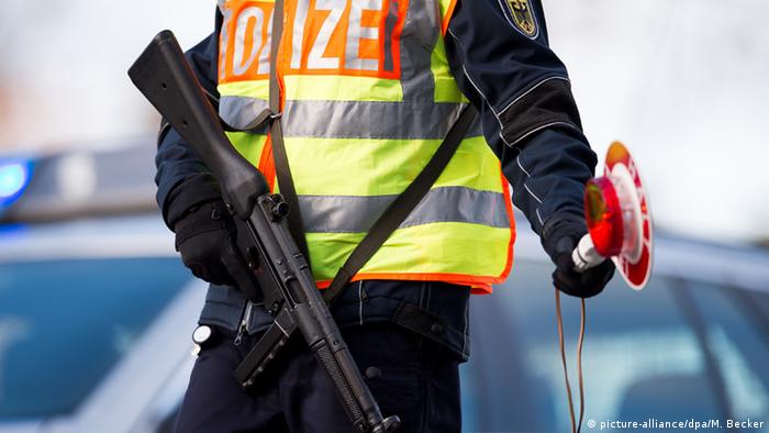 Deutschland Grenzkontrolle bei Aachen (picture-alliance/dpa/M. Becker)