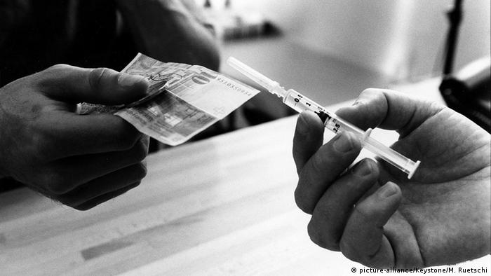 Drogentest Spritzenabgabe 1997 Jugend ohne Drogen (picture-alliance/Keystone/M. Ruetschi)