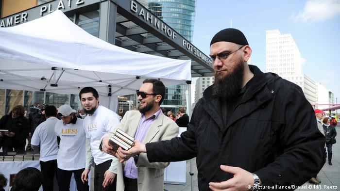 Berlin Salafisten verteilen Koran Bücher (picture-alliance/Breuel-Bild/J. Reetz)