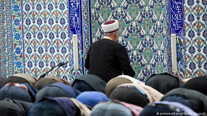 Stuttgart Gebetsraum der DiTiB Moschee mit Imam (picture-alliance/dpa/D. Naupold)