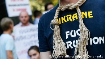 Українські активісти під час протесту проти корупції під Верховною Радою України