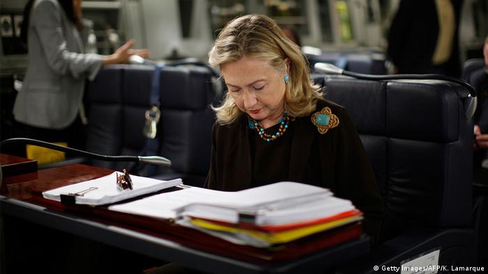 Hillary Clinton am Schreibtisch (Getty Images/AFP/K. Lamarque)
