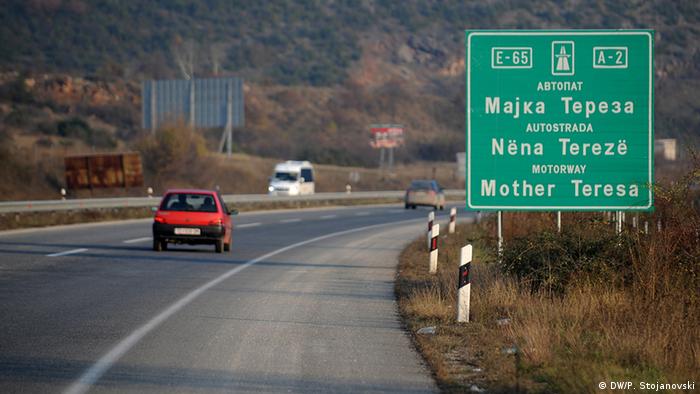 Mazedonien Mutter Teresa-Highway in Skopje (DW/P. Stojanovski)