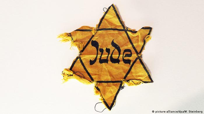 La Estrella de David sobre fondo amarillo de la epoca nazi. 