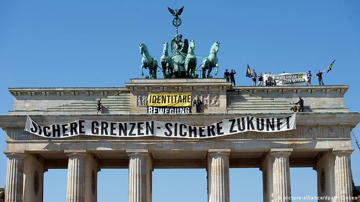An Identitarian banner hanging from the Brandenburg Gate (picture-alliance/dpa/P. Zinken)