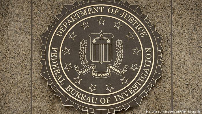 USA FBI Logo in Washington (picture-alliance/dpa/EPA/M. Reynolds)