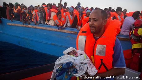 Refugiados africanos siendo rescatados.