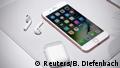 USA Apple Phil Schiller präsentiert das iPhone 7 AirPods (Reuters/B. Diefenbach)