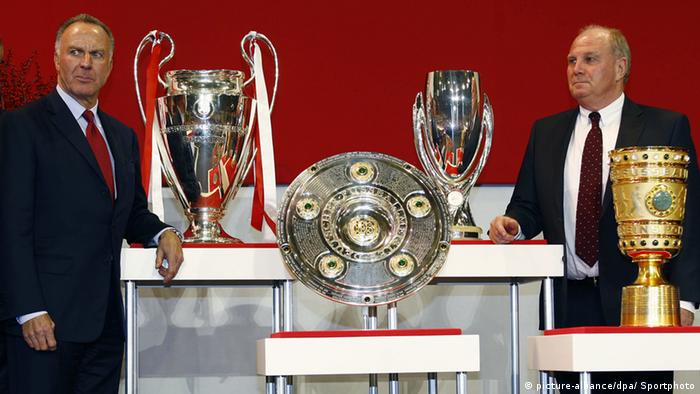 Karl-Heinz Rummenigge (izq.) y Uli Hoeness luego de que el Bayern ganara el triplete en 2013