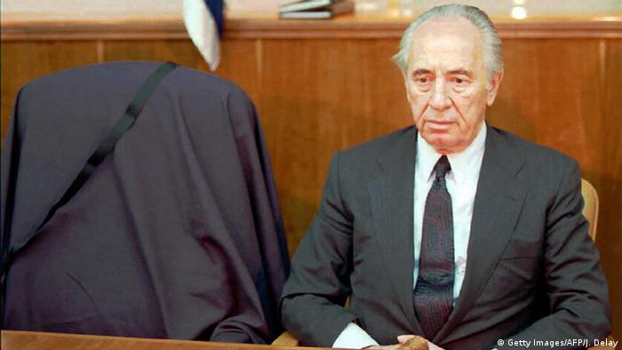 Prime Minister Peres sits next to an empty chair (Getty Images/AFP/J. Delay)
