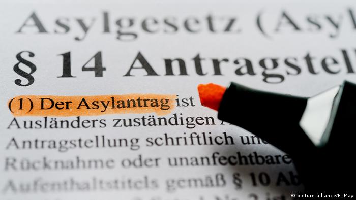 Deutschland Symbolbild Asylantrag (picture-alliance/F. May)