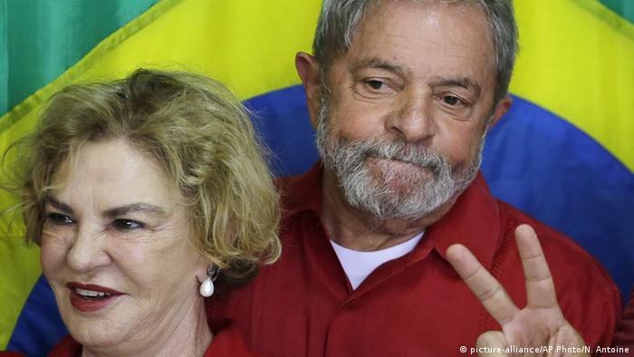 Brasilien ehemaliger Präsident Lula da Silva mit Ehefrau Marisa Leticia (picture-alliance/AP Photo/N. Antoine)