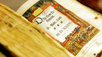 Deutschland Das Deutsche Historische Museum Bibel von Martin Luther (AP)