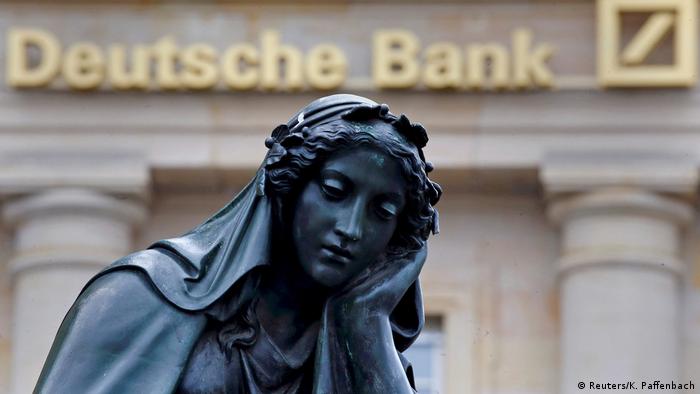 Статуя в входа в Deutsche Bank