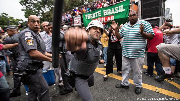 Policial agride foto jornalista durante manifestação em São Paulo