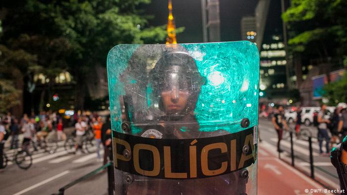 Policial militar do Estado de São Paulo se posiciona para impedir que manifestantes que protestavam contra o impeachment da ex-presidente Dilma Rousseff, em agosto de 2016, marchem pela Avenida Paulista.