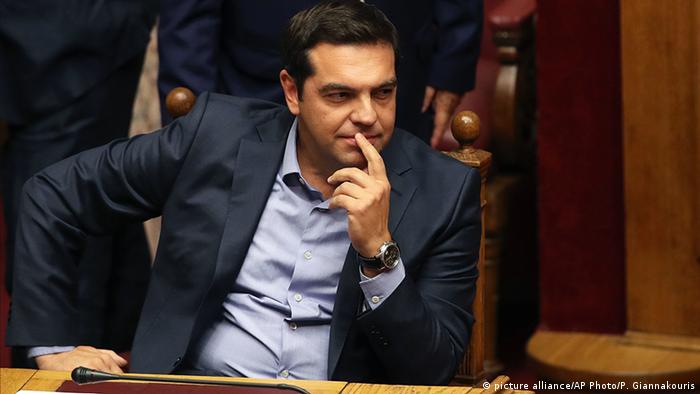 Alexis Tsipras bei der heutigen Parlamentwahl in Griechenland (picture alliance/AP Photo/P. Giannakouris)