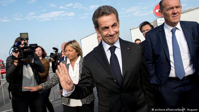 Frankreich Calais Nicolas Sarkozy at Calais harbour (picture-alliance/dpa/P. Huguen)