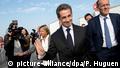Frankreich Calais Nicolas Sarkozy at Calais harbour (picture-alliance/dpa/P. Huguen)