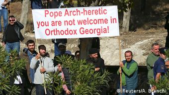 Georgien Tblisi- Menschen protestieren gegen den Besuch vom Papst in Georgien (Reuters/A. Bianchi)