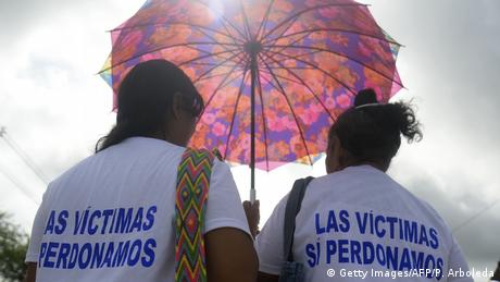 Kolumbien Zwei Frauen gedenken der Opfer des Massakers von La Chinita in Apartado (Getty Images/AFP/P. Arboleda)