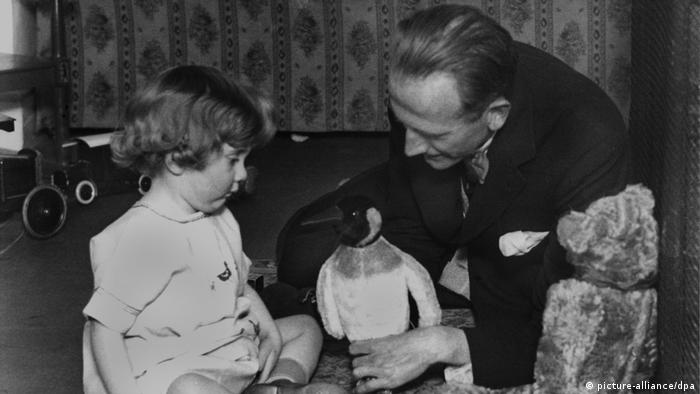 Großbritannien Alan Alexander Milne mit seinem Sohn Christopher Robin (picture-alliance/dpa)
