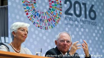 Ο γερμανός υπουργός Οικονομικών Βόλφγκανγκ Σόιμπλε με την επικεφαλής του ΔΝΤ Κριστίν Λαγκάρντ στην Ουάσιγκτον