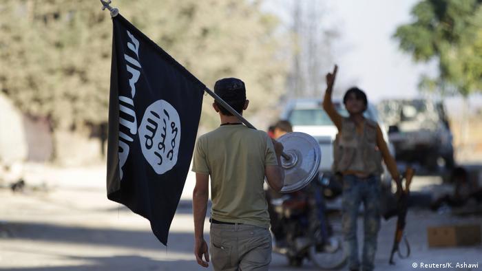 Syrien Krieg - Rebellen mit IS-Flagge in Aleppo (Reuters/K. Ashawi)