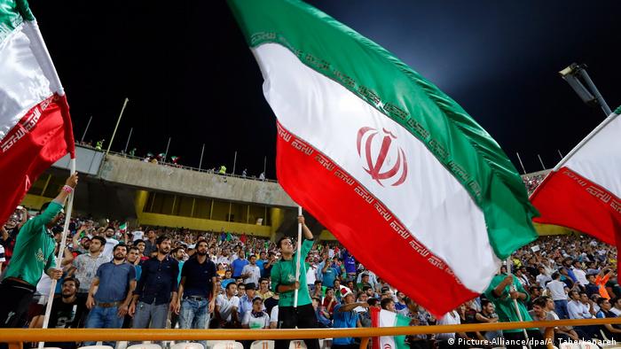 Iran Fussball Stadion Azadi (Picture-Alliance/dpa/A. Taherkenareh)