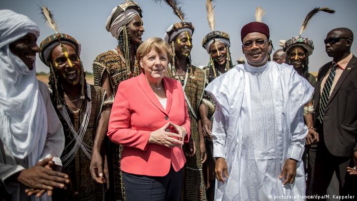 Afrika Niger Ankunft Angela Merkel in Niamey (picture-alliance/dpa/M. Kappeler)