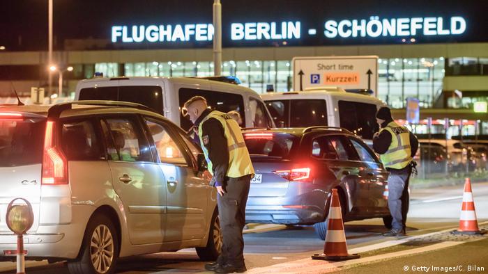Berlin Anti-Terror-Einsatz Polizei am Flughafen Schönefeld (Getty Images/C. Bilan)