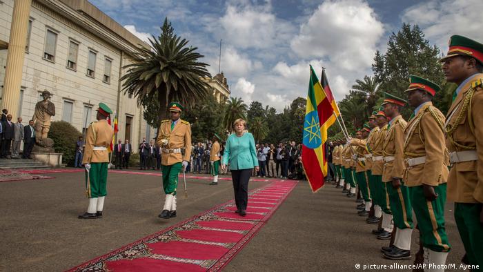 Deutschland Merkel in Äthiopien Empfang mit militärischen Ehren (picture-alliance/AP Photo/M. Ayene)