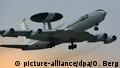 AWACS-Aufklärungsflugzeug NATO-Airbase in Geilenkirchen (picture-alliance/dpa/O. Berg)