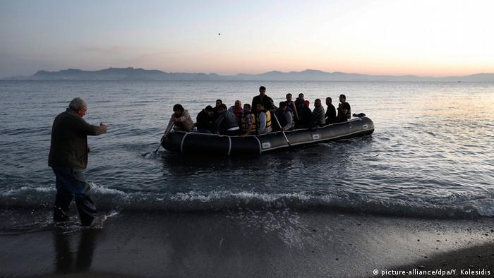 Griechenland Kos Bootsflüchtlinge Symbolbild Schlepper (picture-alliance/dpa/Y. Kolesidis)