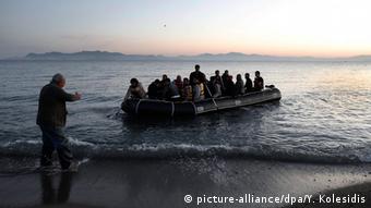 Griechenland Kos Bootsflüchtlinge Symbolbild Schlepper (picture-alliance/dpa/Y. Kolesidis)