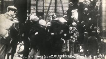 Євреїв прибувають до концтабору Аушвіц-Біркенау, 1941 рік