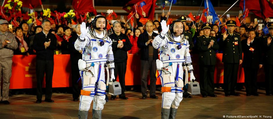 Os astronautas Jing Haipeng (dir.), que irá completar 50 anos no espaço, e o estreante Chen Dong, de 37 anos.