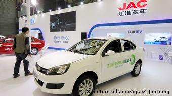 Автосалон в Шанхае, электромобиль китайской компании JAC